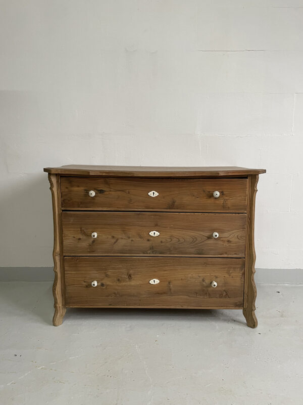 antieke commode met drie lades