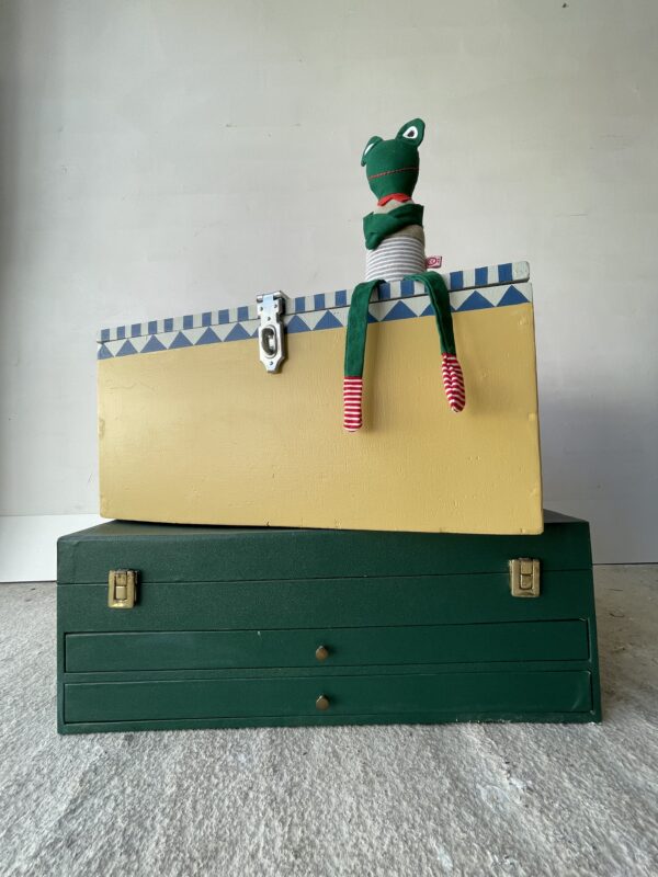 vintage houten opbergkisten, speelgoedkisten geel handgeschilderd en groen. Madam Mien