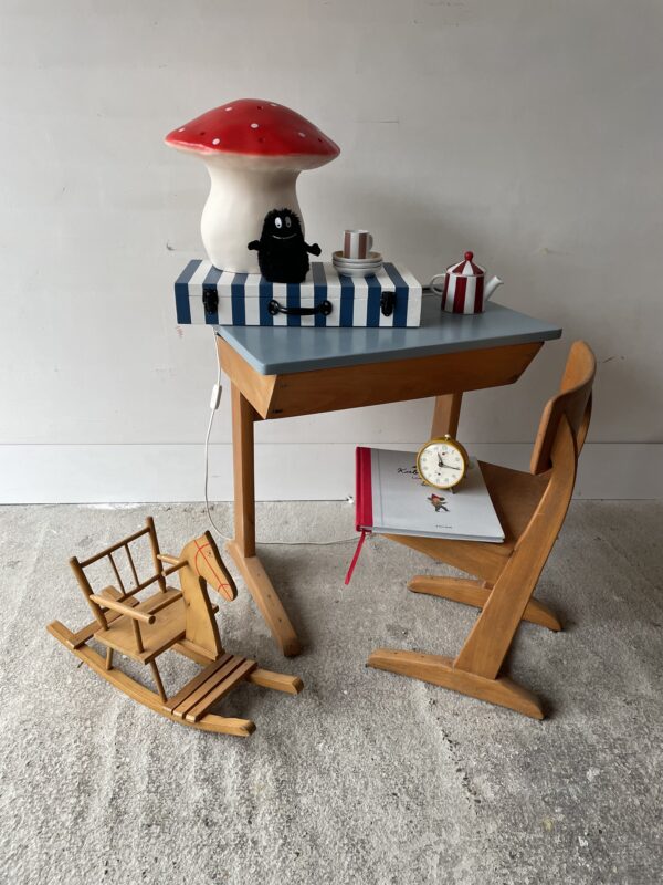 Vintage schooltafel met stoeltje Madam Mien