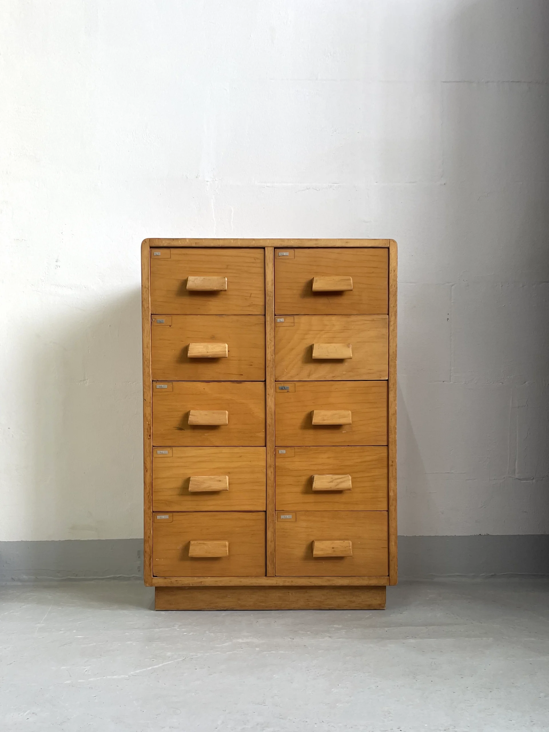 Vintage houten schoolkastje met lades, ladekastje