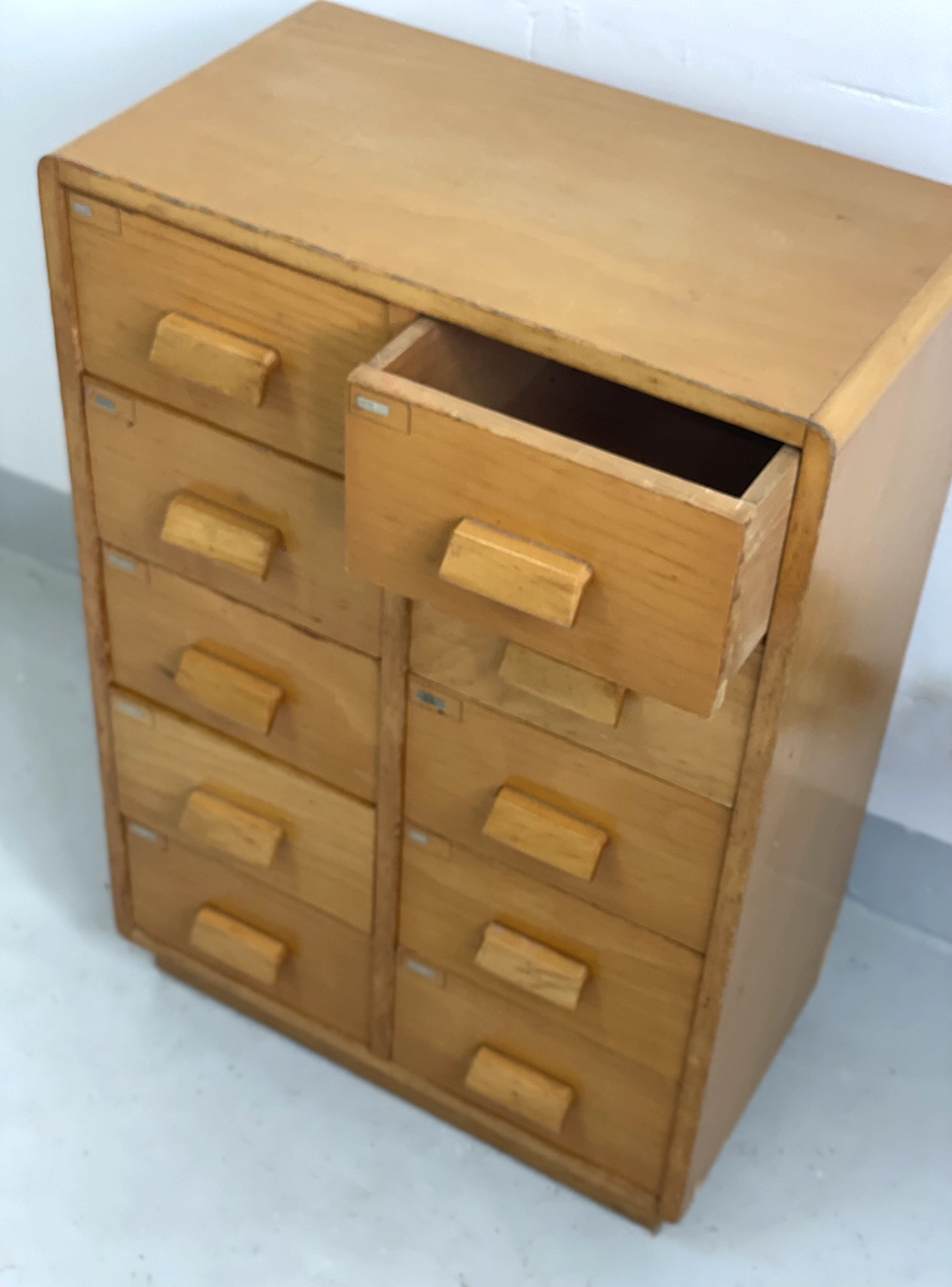 Vintage houten schoolkastje ladekastje