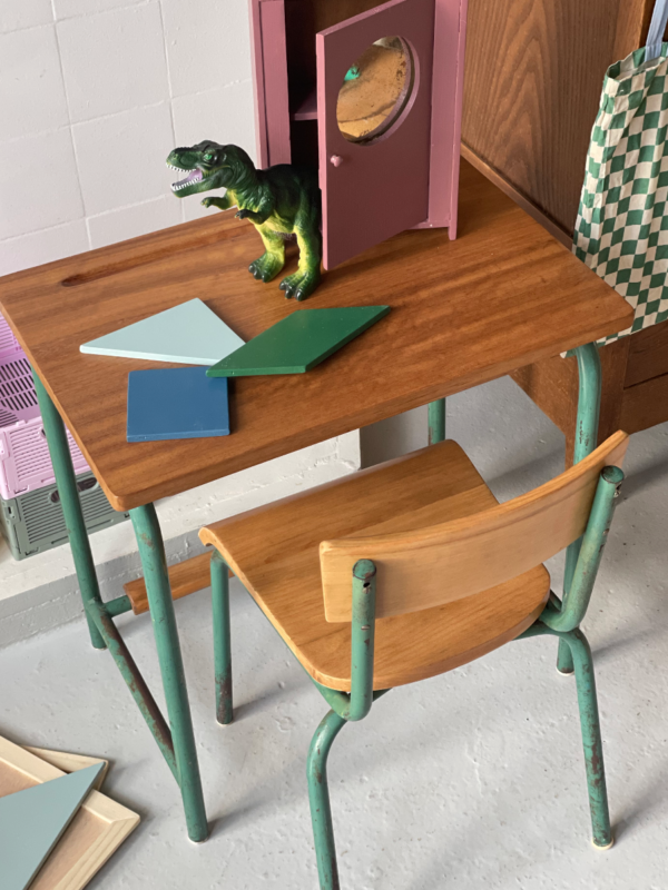 hout schooltafeltje en stoeltje met groen frame